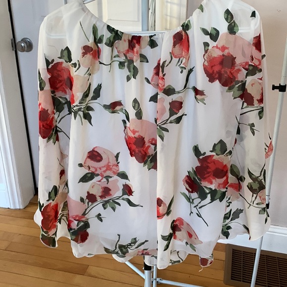 urbanology Tops - Urbanology White Floral Flowy Top